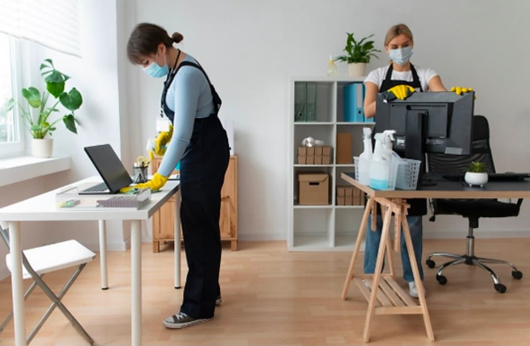Reinigungsteam in einem modernen Büro